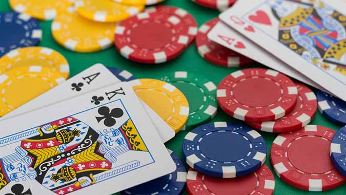 Texas Hold’em: Gambling Online Or With Life?